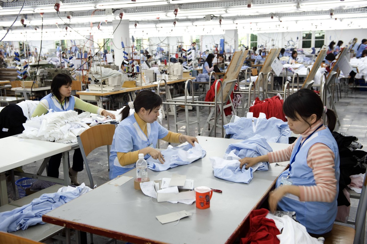 Mitarbeiterinnen in der Hemdenproduktion der Firma Van Laack in Hanoi , Vietnam . Van Laack Company . Hanoi , Vietnam . 29.02.2008 , Hanoi Vietnam PUBLICATIONxINxGERxSUIxAUTxONLY Copyright: xThomasxIm ...