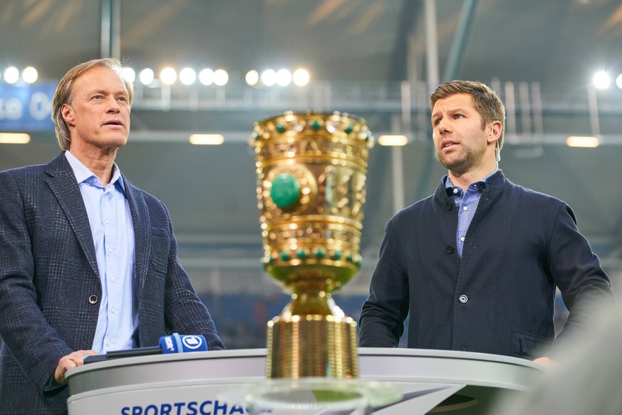 Gerhard DELLING, Moderator, Sportschau Sportmoderator Thomas HITZLSPERGER, Co-Moderator, Ex-Profi, DFB-Pokal, Trophaee, Pott, Pokal, Fernsehen,Journalisten, TV, Medien, Fotografen , Fernsehuebertragun ...