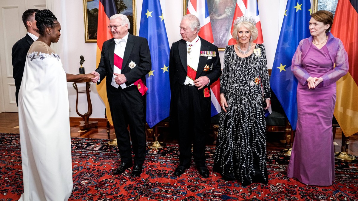 Defilee im Schloss Bellevue beim Staatsbesuch von Koenig Charles III. in Berlin Motsi Mabuse gemeinsam mit Evgenij Voznyuk , Bundespraesident Frank-Walter Steinmeier, Koenig Charles III. des Vereinigt ...