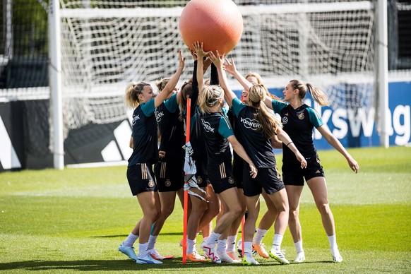 Trainingseinheit DFB Frauen 02.07.2023 Teambuilding mit Gymnastikball Lena Lattwein Deutschland, 14, Alexandra Popp Deutschland, 11, Kathrin Hendrich Deutschland, 3, Melanie Leupolz Deutschland, 18, J ...