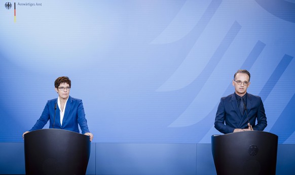 Bundesaussenminister Heiko Maas, SPD, und Annegret Kramp-Karrenbauer, Bundesministerin der Verteidigung und Parteivorsitzende der CDU, aufgenommen bei einem Pressestatement, anlaesslich der Vergiftung ...