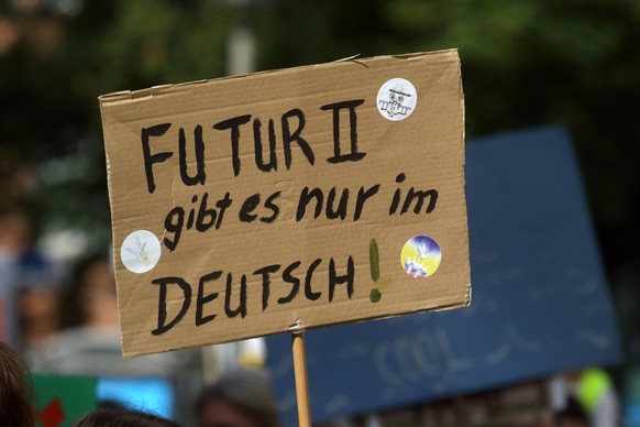 GLOBALER KLIMASTREIK AM 23. SEPTEMBER - GER, Germany, Deutschland, Berlin, 23.09.2022 - Berlin-Mitte: Mit einer weltweiten Protestaktion geht die Jugendbewegung FRIDAYS FOR FUTURE unterst�tzt von dive ...