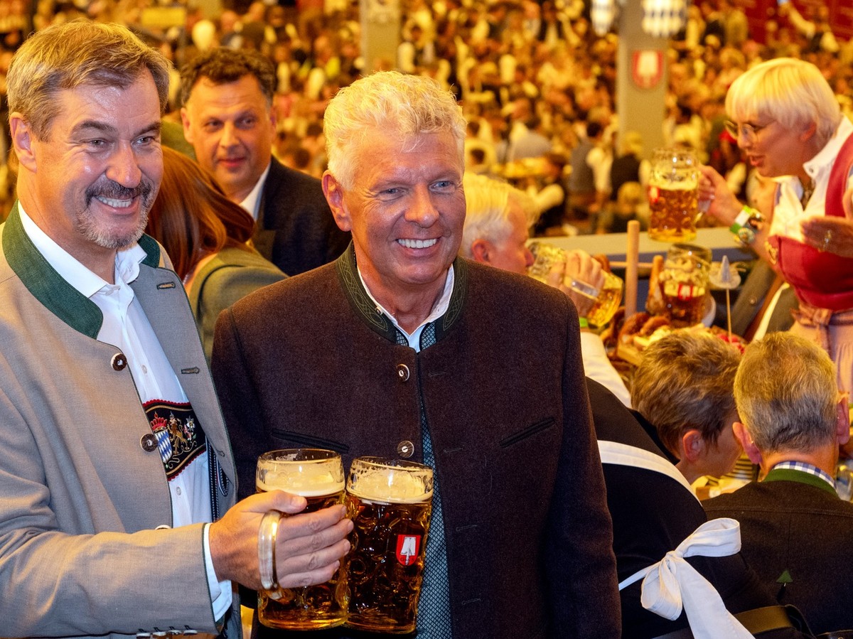 21.09.2024, Bayern, München: Markus Söder (CSU,l), Ministerpräsident von Bayern, und Dieter Reiter (SPD), Oberbürgermeister von München, feiern in der Festhalle Schottenhamel den Start des Oktoberfest ...