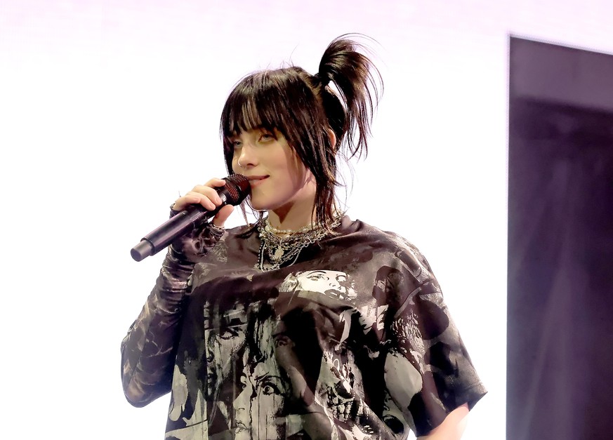 Billie Eilish Debuts Blue Hair at Coachella - wide 3