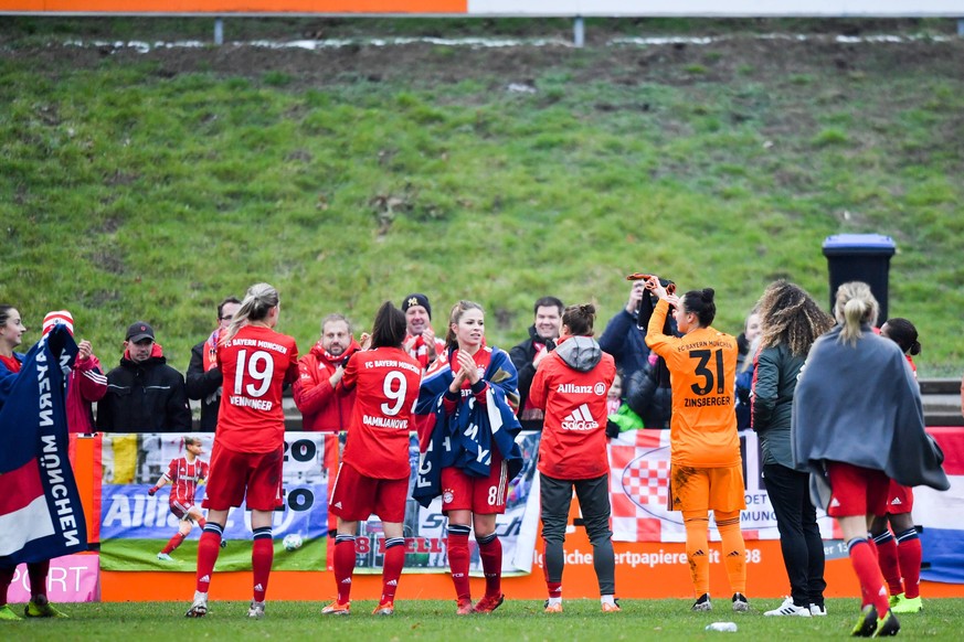 Währenddessen in Deutschlands Oberhaus: Spielerinnen des FC Bayern München bedanken sich bei den mitgereisten Fans in Duisburg.