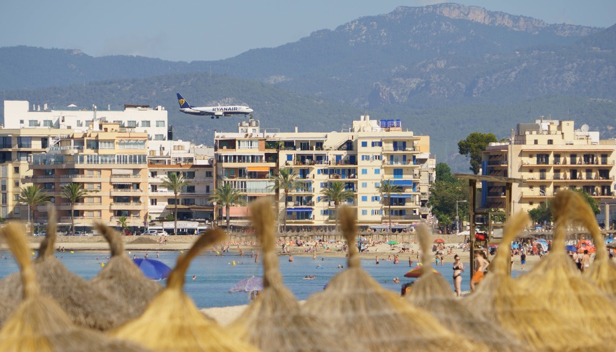 Strandszene an der Playa de Palma und Bucht von Palma im Sommer 2023Strandszene an der Playa de Palma und Bucht von Palma im Sommer 2023, Palma Mallorca Spanien Playa de Palma *** Beach scene at the P ...