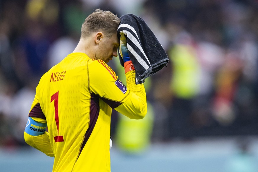 ARCHIV - 01.12.2022, Katar, Al-Chaur: Fußball: WM, Costa Rica - Deutschland, Vorrunde, Gruppe E, 3. Spieltag, Al-Bait Stadion, Deutschlands Torwart Manuel Neuer reagiert unzufrieden. (zu dpa: «Die Ges ...