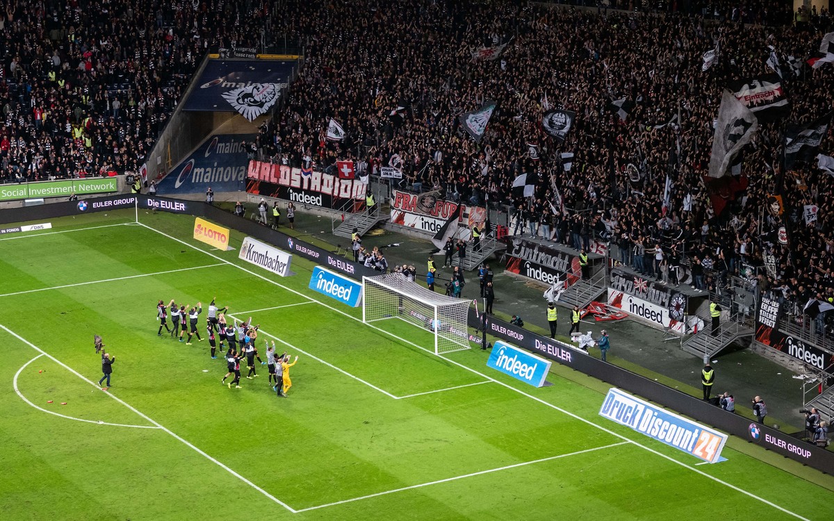 02.11.2019, xmhx, Fussball 1.Bundesliga, Eintracht Frankfurt - Bayern Muenchen emspor, v.l. Spieler der Eintracht feiern mit den Fans, Feiern den 5:1 Sieg, Fans, Ultras, Stimmung DFL/DFB REGULATIONS P ...