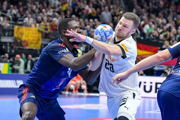 Handball - EHF Handball EM 2024, Frankreich - Deutschland 16.01.2024, xdanx, Handball - EHF Handball EM 2024, Frankreich - Deutschland v.l. Karl Konan France 34,Philipp Weber Germany 20,Zweikampf, Due ...