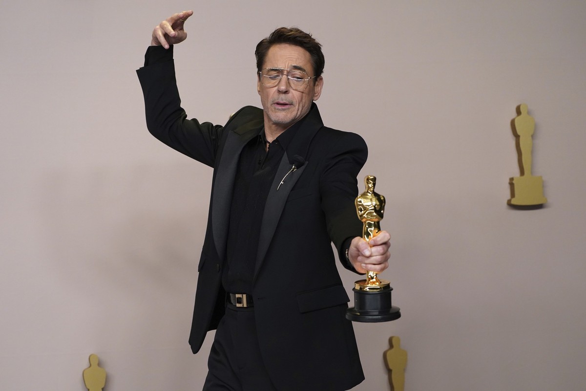ARCHIV - 10.03.2024, USA, Los Angeles: Robert Downey Jr. posiert im Presseraum mit dem Preis für die beste Leistung eines Schauspielers in einer Nebenrolle für &quot;Oppenheimer&quot; bei der Oscar-Ve ...