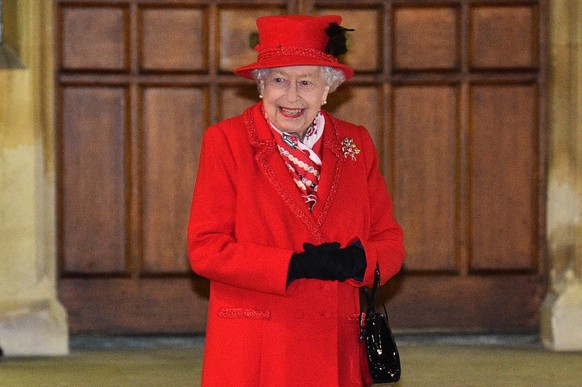 ARCHIV - 08.12.2020, Großbritannien, London: Königin Elizabeth II. von Großbritannien steht am Schloss Windsor, um Mitgliedern der Heilsarmee, örtlichen Freiwilligen und wichtigen Mitarbeitern von Woh ...