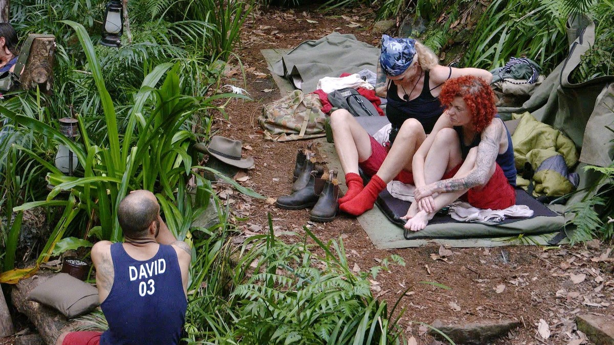 ACHTUNG: SPERRFRIST FÜR ALLE MEDIEN BIS ZUM SHOWENDE, SAMSTAG, 27.01.2024, 24:00 UHR !!! Tag 9 im Camp. Lucy Diakovska (r.) und Sarah Kern kommen ins Plaudern. Es geht um Liebe und ihren aktuellen, se ...
