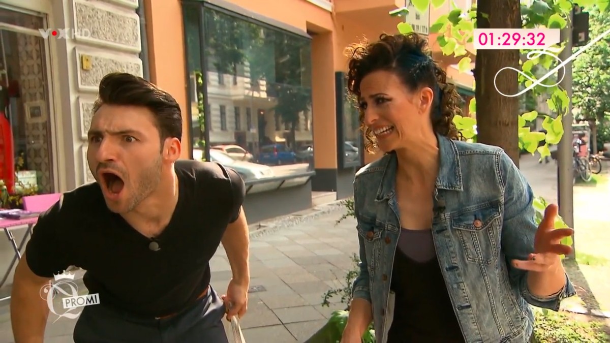 Ulrike Frank (r.) und Shopping-Begleitung Robert (l.) können nicht glauben, dass sie nur noch 1,5 Stunden Zeit zum Shoppen haben.