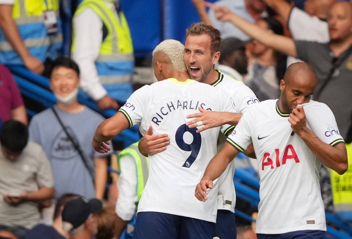 Harry Kane of Spurs celebrates his goal with Richarlison of Spurs during the Premier League match between Chelsea and Tottenham Hotspur at Stamford Bridge, London, England on 14 August 2022. PUBLICATI ...