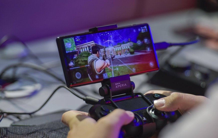 Computerspiel Fortnite auf dem Sony Experia mit dem PS 4 Controller. Sony, Internationale Funkaustellung, Berlin 2019, Deutschland Computer game Fortnite at the Sony Experia with the PS 4 Controller S ...