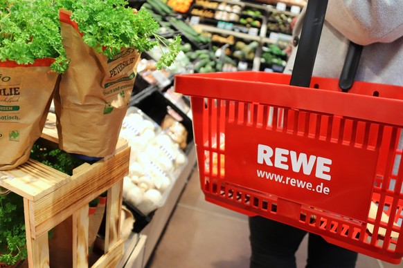 Bei vielen Rewe-Filialen soll man nach wie vor zu den üblichen Öffnungszeiten einkaufen können.