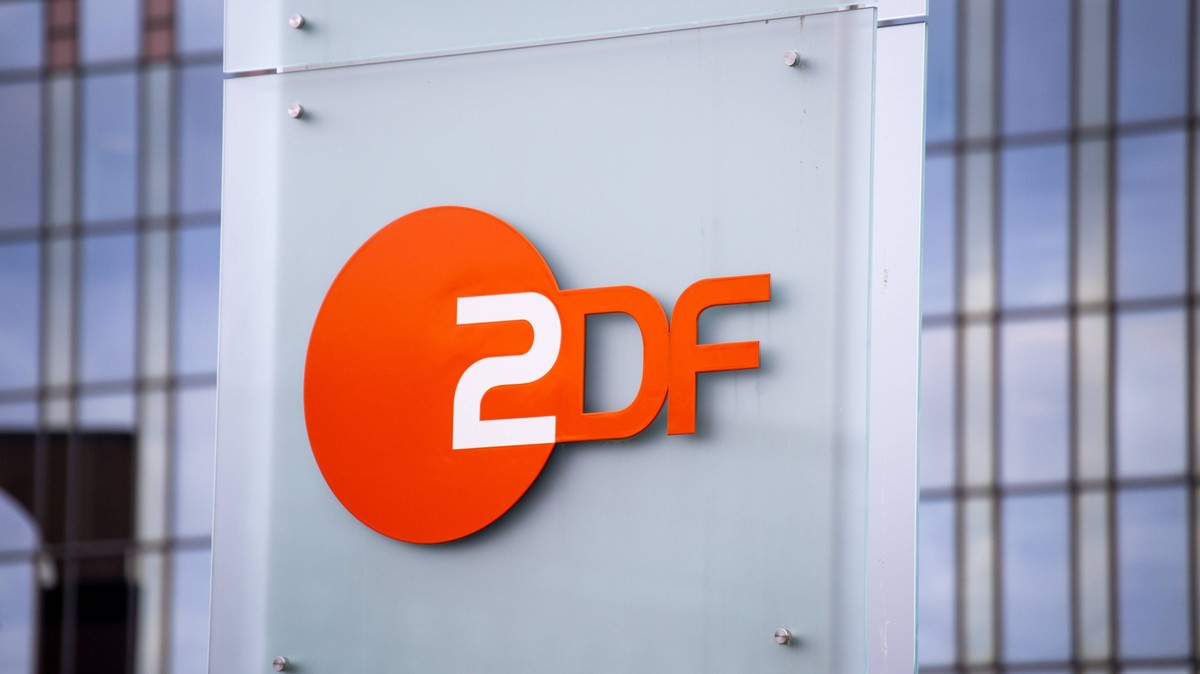 Nahaufnahme vom Logo des ZDF am Sendezentrum 2 in Mainz *** Close-up of the ZDF logo at the broadcasting center 2 in Mainz Copyright: xx