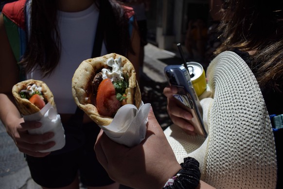 Die Preise für das Streetfood Souvlaki sind aufgrund der Inflation in die Höhe geschossen.