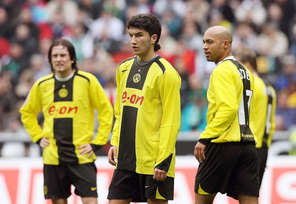 2006: Nuri Sahin mit Tomas Rosicky (l.) und Dédé (r.).