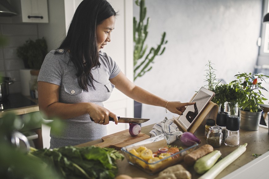 Eine Frau kocht ein Gericht – ohne Fleisch.