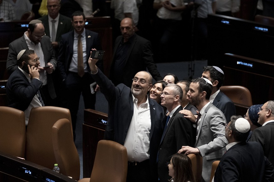 24.07.2023, Israel, Jerusalem: Abgeordnete machen ein Selfie mit Yariv Levin (vorne M), Justizminister von Israel, während einer Sitzung der Knesset, dem israelischen Parlament. Israels Parlament hat  ...