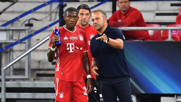 FC Bayern zieht Angebot an Alaba zurueck! Archivfoto: Trainer Hans-Dieter &quot;Hansi &quot; FLICK (M) gibt Anweisungen an David ALABA (M), Fussball UEFA Super Cup 2020 FC Bayern Muenchen-FC Sevilla 1 ...