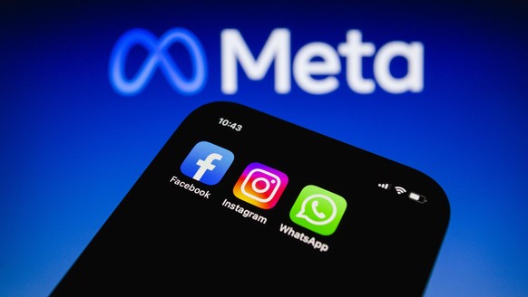 24.10.2022, Paraguay, Asunción: Die Apps von Facebook, Instagram und WhatsApp sind auf einem Smartphone vor dem Logo von Meta Platforms zu sehen. Ein Jahr nachdem Facebook-Gründer Zuckerberg den Fokus ...