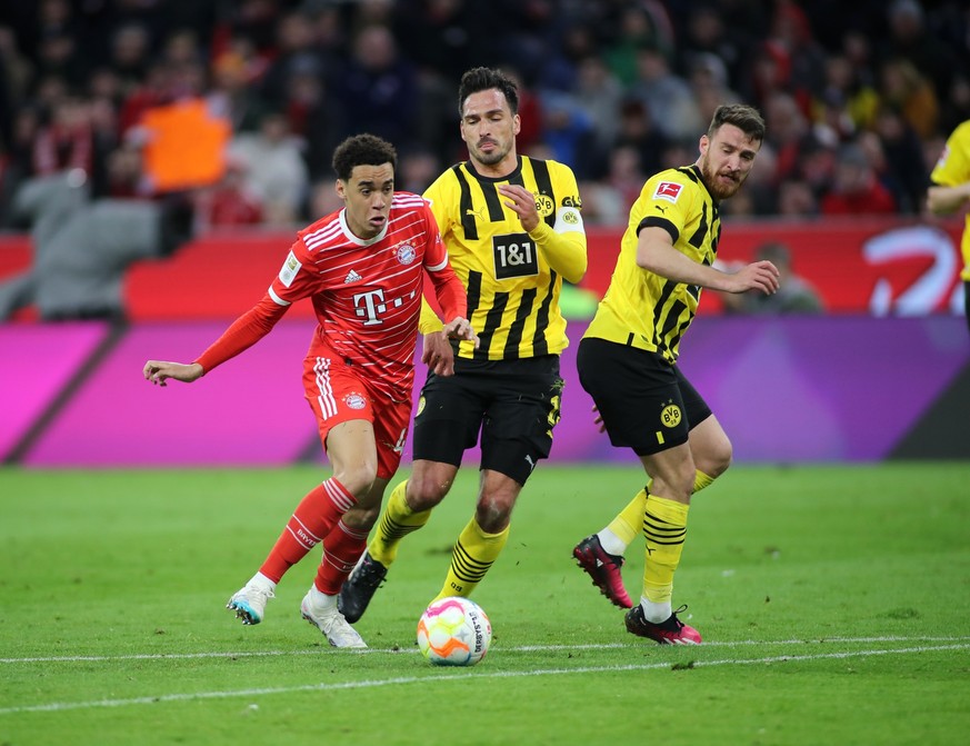 München, Deutschland 01. April 2023: Fussball, Herren, Saison 2022/2023, FC Bayern München - Borussia Dortmund, Bundesliga, Allianz Arena Jamal Musiala (FC Bayern München) (li.) mit Mats Hummels (Boru ...