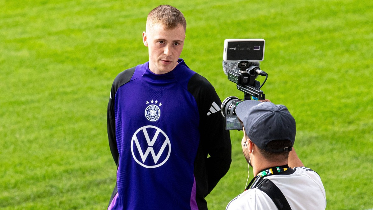 Fussball, Herren, Saison 2023/2024, Deutsche Nationalmannschaft, EM-Vorbereitung, öffentliches Training in Jena, im Bild: YouTuber Marvin Wildhage versuchte sich als Spieler einzuschleusen, 27.05. 202 ...