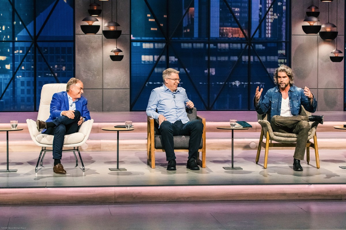 Die Investoren (v.l.) Dr. Georg Kofler, Frank Thelen und Nils Glagau nehmen das Angebot von "Rankwerk" genau unter die Lupe.