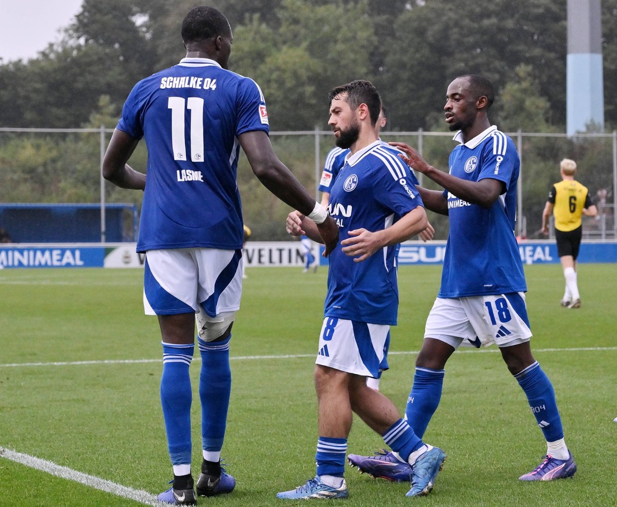 Jubel 2:1 v.li., Bryan Lasme FC Schalke 04, Amin Younes FC Schalke 04, Christopher Antwi-Adjei Schalke 04, Martin Wasinski FC Schalke 04 04.09.2024, Fussball 2. Bundesliga, Testspiel, Saison 2024/2025 ...