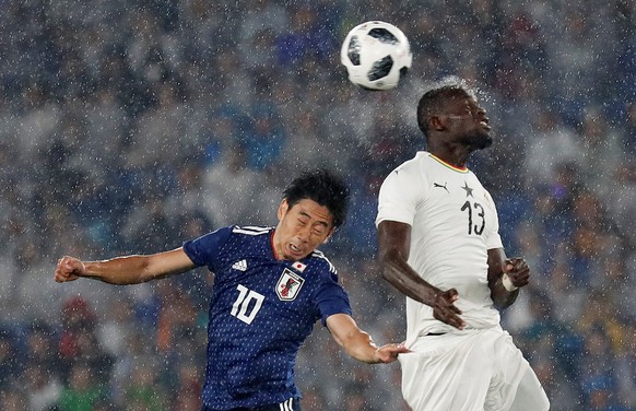 Soccer Football - International Friendly - Japan vs Ghana - Nissan Stadium, Yokohama, Japan - May 30, 2018 Japan&#039;s Shinji Kagawa in action with Ghana’s Isaac Sackey REUTERS/Toru Hanai