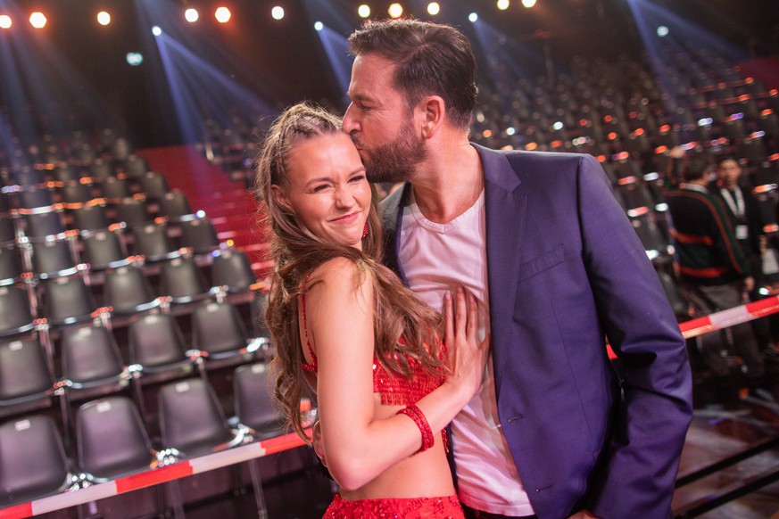 ARCHIV - 22.02.2020, Nordrhein-Westfalen, K�ln: Laura M�ller, TV-Pers�nlichkeit, und Michael Wendler, S�nger, stehen nach der RTL-Tanzshow &quot;Let&#039;s Dance&quot; im Coloneum zusammen. Am 22. Jun ...