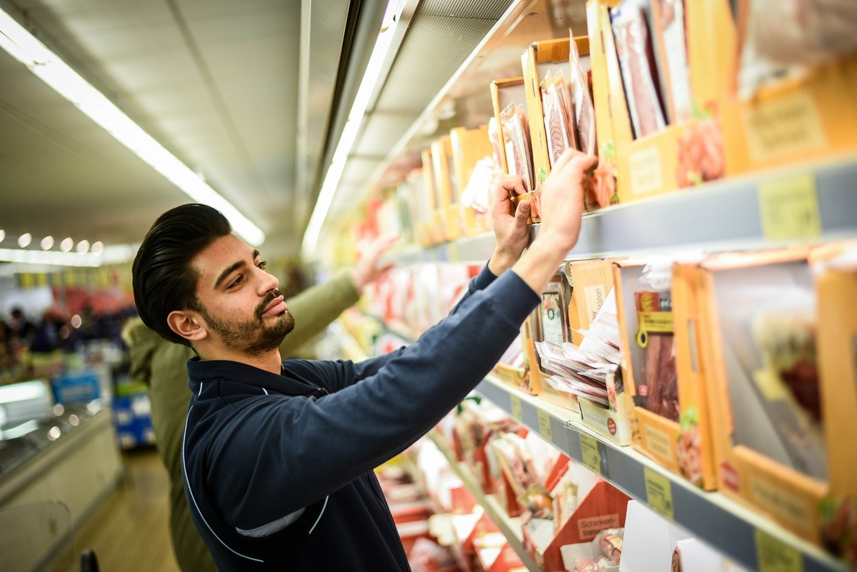Azubis bei Aldi Sued leiten eine Filiale in Wesel. *** NUR FUeR REDAKTIONELLE ZWECKE *** EDITORIAL USE ONLY ***&lt;p&gt;Mehemetcan Uegueduer ist Auszubildender bei Aldi Sued, und einer der Azubis die  ...