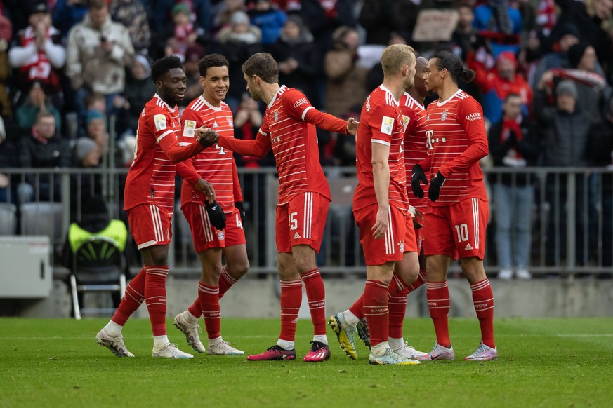 Thomas Mueller FC Bayern Muenchen, 25 graturliert Alphonso Davies FC Bayern Muenchen, 19 zu dessem Tor zum 5:2. GER, FC Bayern Muenchen gegen FC Augsburg, Fussball, Bundesliga, 24. Spieltag, Spielzeit ...