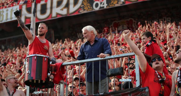 Leverkusen, Deutschland, 14.05.2022, 1. Bundesliga, 34. Spieltag, Bayer 04 Leverkusen - SC Freiburg, Rudi Völler mit den Fans in der Nordkurve nach seinem Abschied aus dem operativen Geschäft bei Baye ...