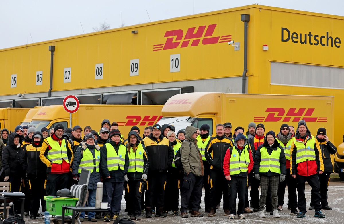 20.01.2023, Mecklenburg-Vorpommern, Rostock: Am Zustellstützpunkt der Deutschen Post DHL am Hauptbahnhof haben sich die Mitarbeiter zum Warnstreik eingefunden. Im laufenden Tarifkonflikt bei der Deuts ...