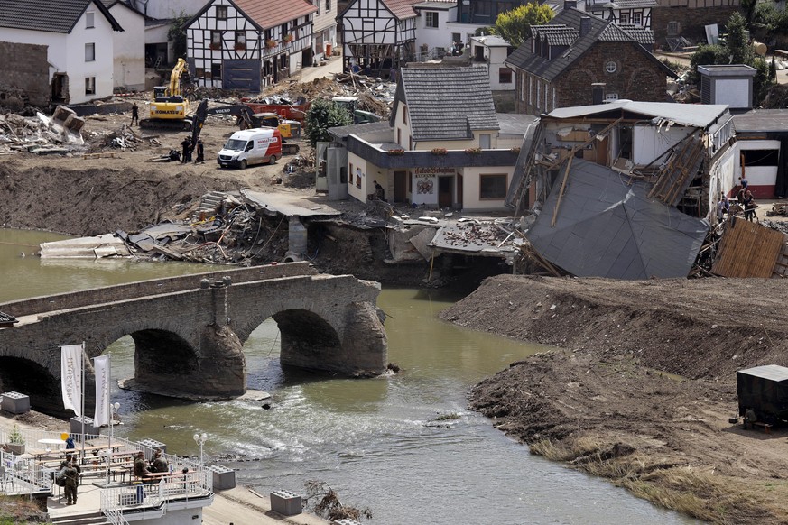 Nach dem Jahrhunderthochwasser in der Eifel durch heftige Regenfälle und Dauerregen mit Überschwemmungen und Überflutungen haben die Aufräumarbeiten im Ahrtal große Fortschritte gemacht. Einheiten von ...