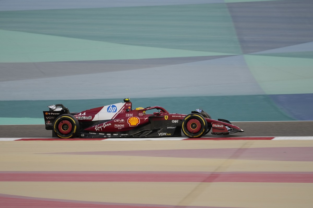 28.02.2025, Bahrain, Sakhir: Lewis Hamilton aus Großbritannien vom Team Ferrari in Aktion während eines Formel-1-Vorsaisontests auf dem Bahrain International Circuit. Foto: Darko Bandic/AP/dpa +++ dpa ...