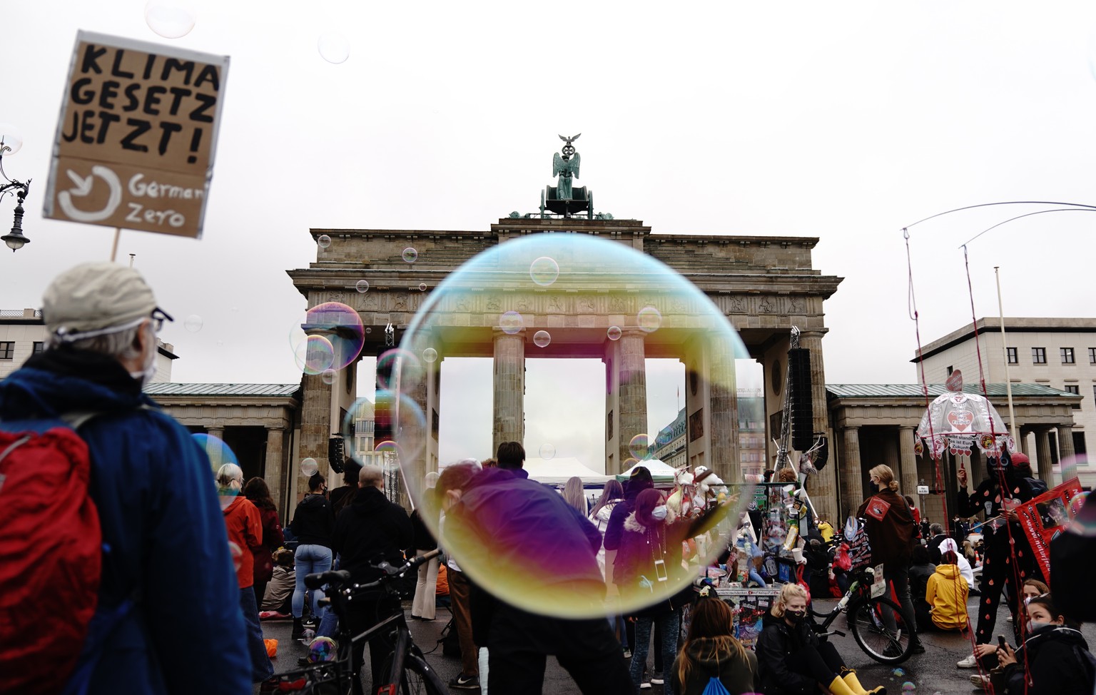Bei der Klima-Mahnwache am Brandenburger Tor sind 10.000 Menschen angemeldet.