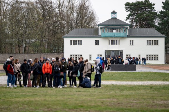 18.04.2023, Brandenburg, Oranienburg: Personen gehen in der Gedenkstätte Sachsenhausen über das Gelände des ehemaligen Konzentrationslagers. Foto: Fabian Sommer/dpa +++ dpa-Bildfunk +++