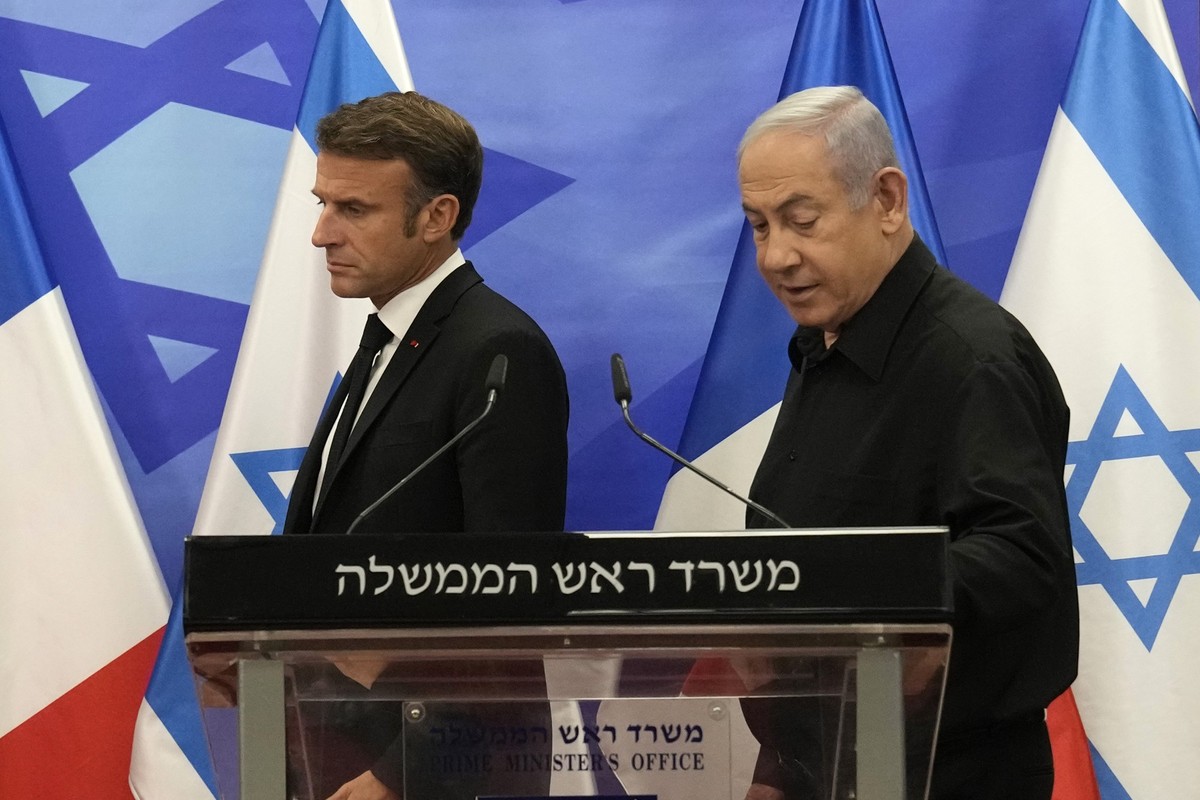 24.10.2023, Israel, Jerusalem: Benjamin Netanjahu (r), Ministerpräsident von Israel, und Emmanuel Macron, Präsident von Frankreich, treffen zu einer gemeinsamen Pressekonferenz ein. Frankreichs Präsid ...