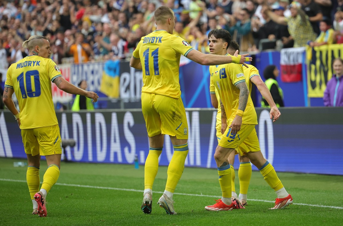 21.06.2024, Nordrhein-Westfalen, Düsseldorf: Fußball, UEFA Euro 2024, EM, Slowakei - Ukraine, Vorrunde, Gruppe E, Spieltag 2, Düsseldorf Arena, Mykola Schaparenko (r) von der Ukraine feiert mit Artem  ...