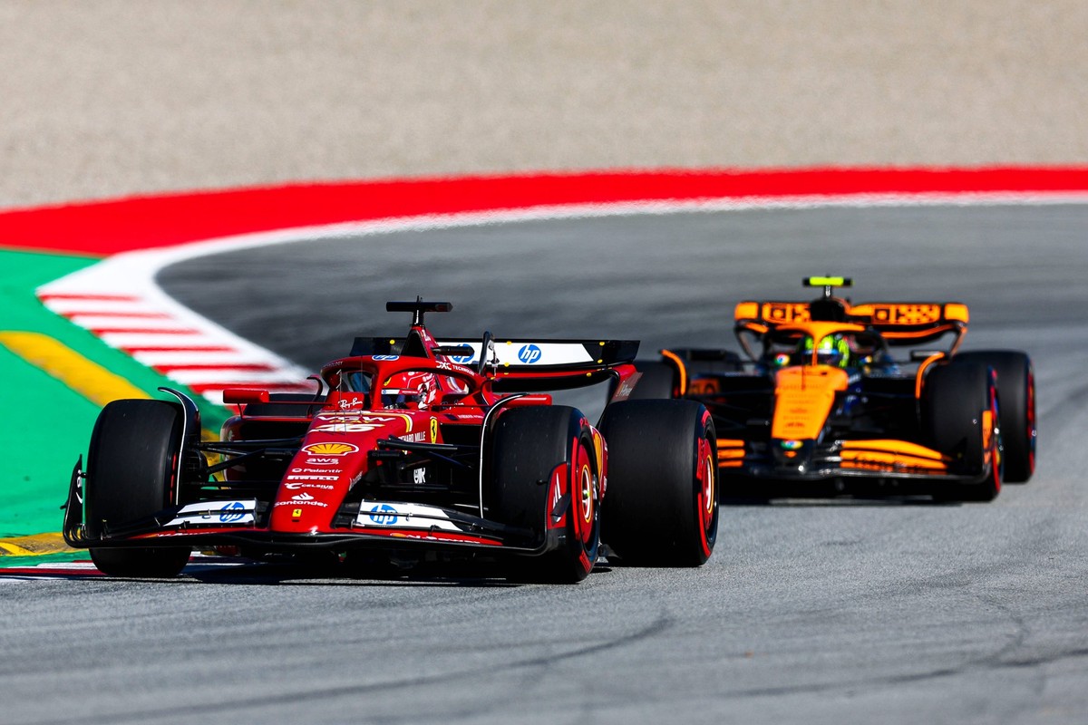 Charles Leclerc of Monaco and Ferrari and Lando Norris of Great Britain and McLaren in Aktion, Practice, F1 Grand Prix of Spain, Circuit de Barcelona-Catalunya am 21. June 2024 in Barcelona, Spain. Fo ...