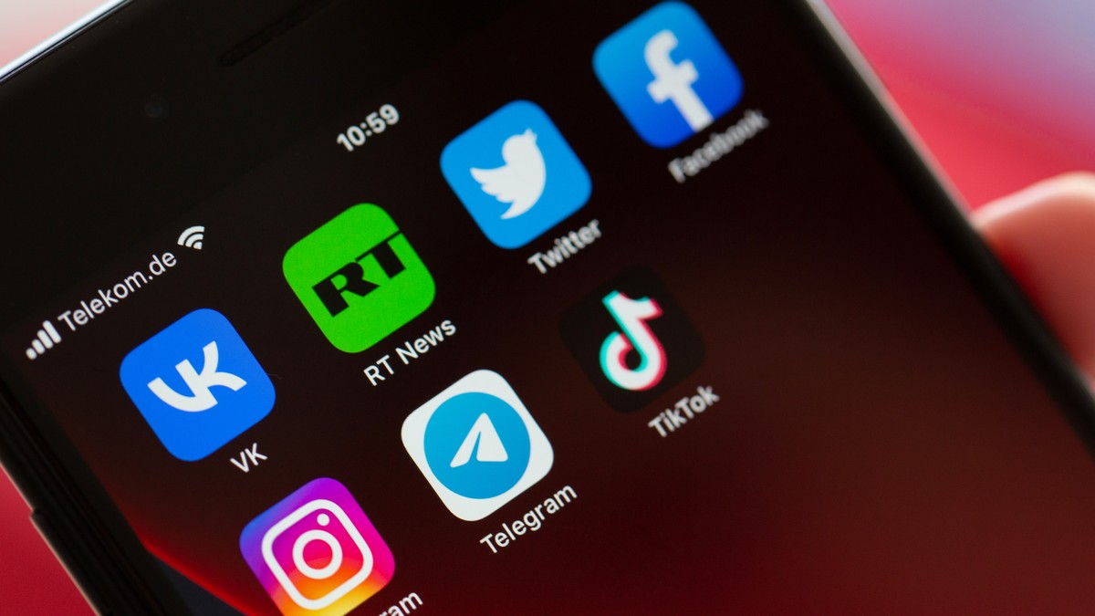 ILLUSTRATION - 28.02.2022, Berlin: Auf dem Bildschirm eines Smartphones sind die Logos der Apps VKontakte (oben l-r), Twitter, RT News, Facebook, Instagram (unten l-r), Telegram und TikTok zu sehen. ( ...