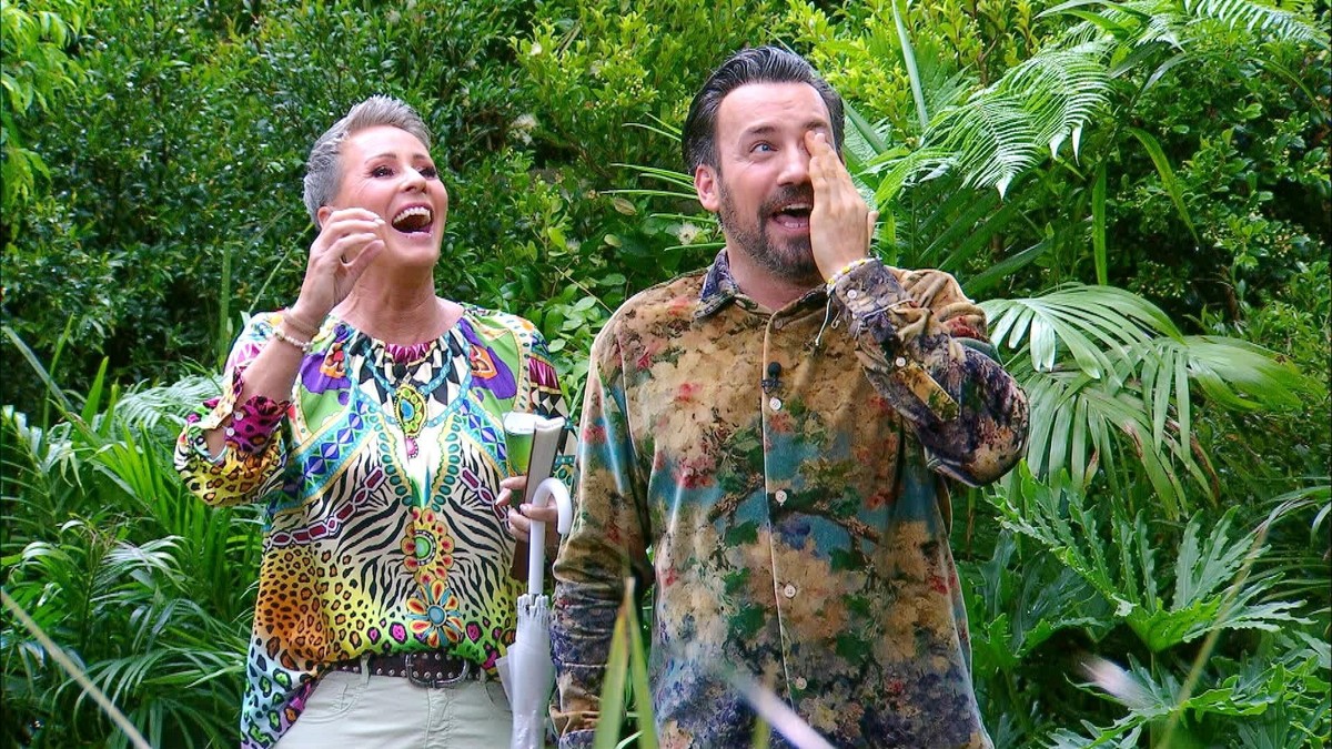 Die Moderatoren Sonja Zietlow und Jan Köppen haben ihren Spaß bei der Dschungelprüfung &quot;Stock-Schauer&quot; von Lilly und Maurice.

+++ Die Verwendung des sendungsbezogenen Materials ist nur mit  ...