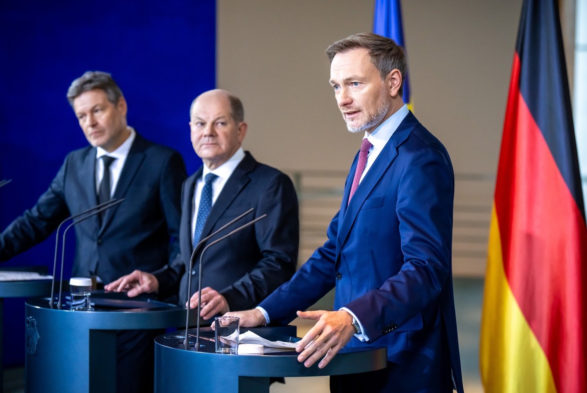 13.12.2023, Berlin: Robert Habeck (l-r, Bündnis 90/Die Grünen), Bundesminister für Wirtschaft und Klimaschutz, Bundeskanzler Olaf Scholz (SPD) und Christian Lindner (FDP), Bundesminister der Finanzen, ...