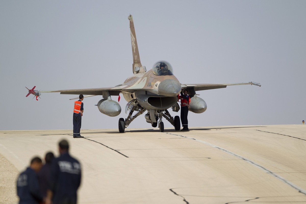 ARCHIV - 25.11.2013, Israel, Ovda: Mechaniker stehen auf einem Milit�rflughafen bei Eilat in Israel an einem F-16 Kampfjet der israelischen Luftwaffe. (zu dpa: �Armee: Israel fliegt nach Beschuss Angr ...