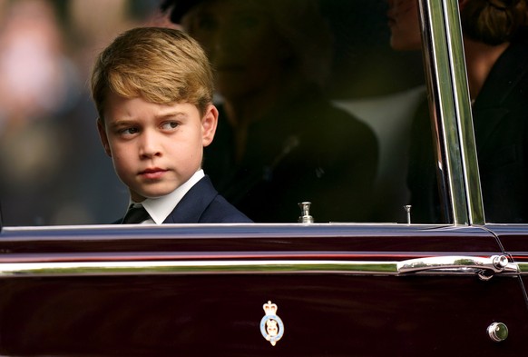 ARCHIV – 19. September 2022, Großbritannien, London: Prinz George sitzt in einer Limousine während des feierlichen Umzugs nach der Staatszeremonie vor der Beerdigung von Königin Elizabeth II.  Prinz George feiert...