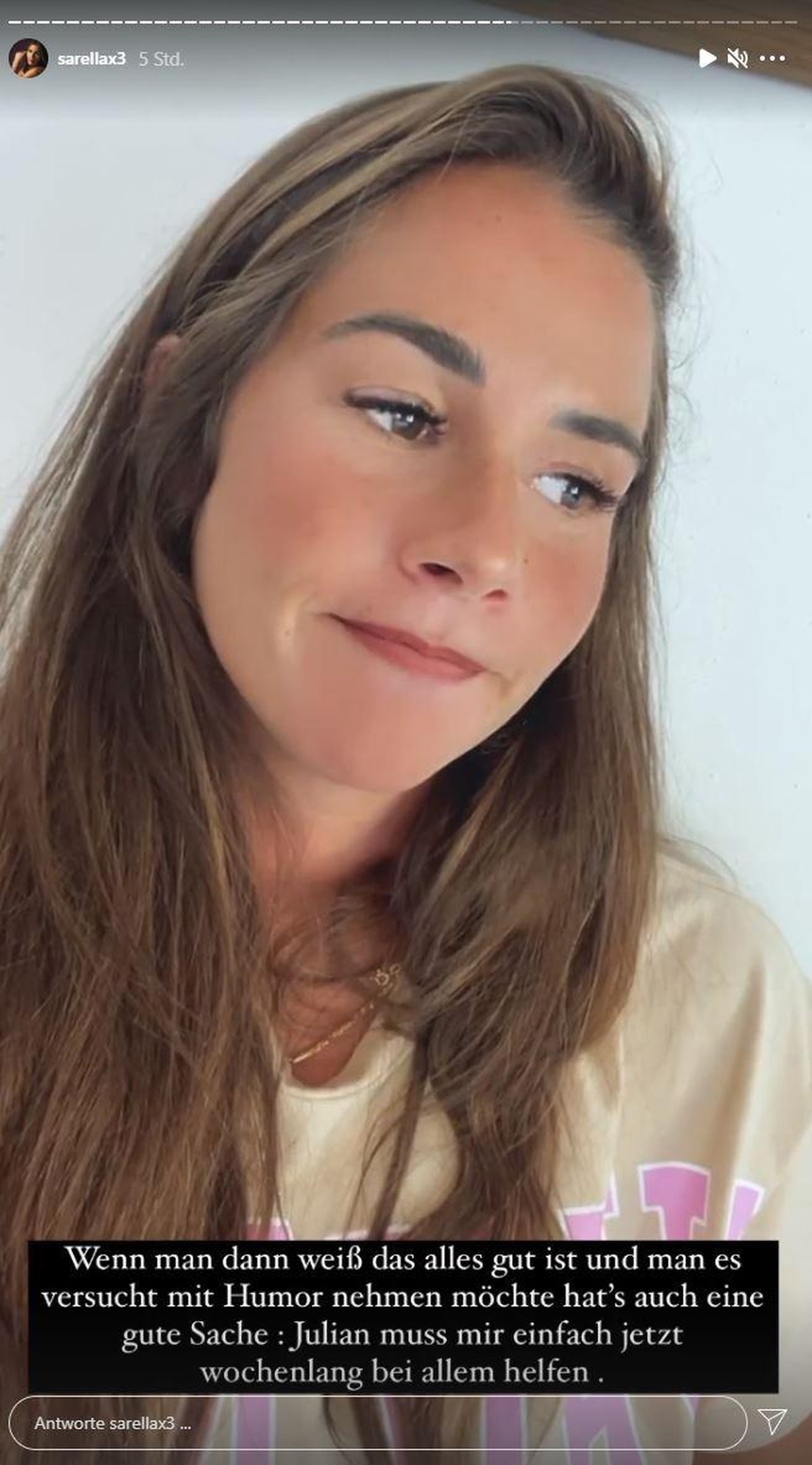 Sarah hebt einen positiven Aspekt an ihrer Verletzung hervor.